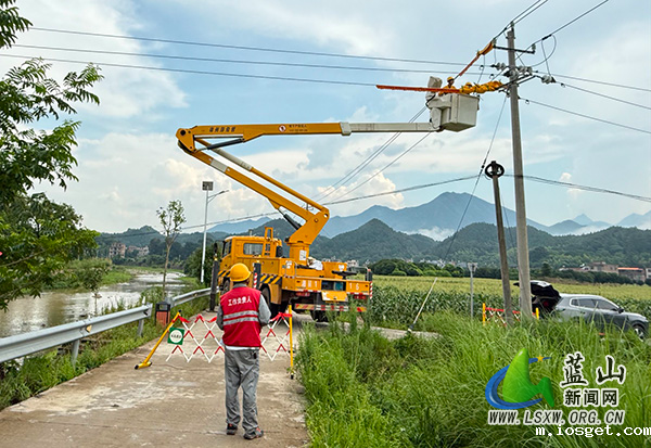 国网华体会登陆网站供电公司:农网改造点亮乡村新生活.jpg 国网华体会登陆网站供电公司:农网改造点亮乡村新生活.jpg