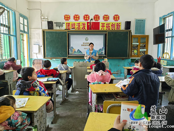 犁头瑶族乡开展“开学第一课”禁毒宣讲活动.jpg 犁头瑶族乡开展“开学第一课”禁毒宣讲活动.jpg