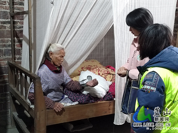 汇源瑶族乡民政社工站:关爱失能低保老人,传递温暖与关怀.jpg 汇源瑶族乡民政社工站:关爱失能低保老人,传递温暖与关怀.jpg