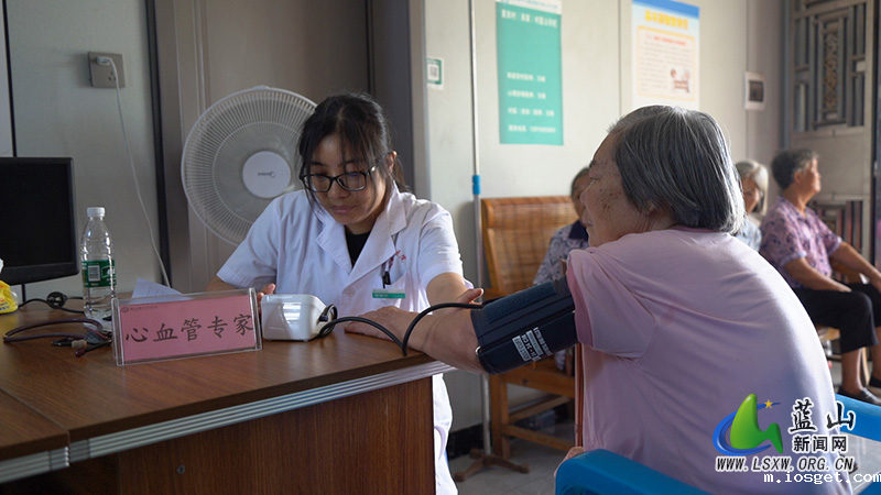 县中心医院:三级联合义诊 健康服务送到“家门口”1.jpg 县中心医院:三级联合义诊 健康服务送到“家门口”1.jpg